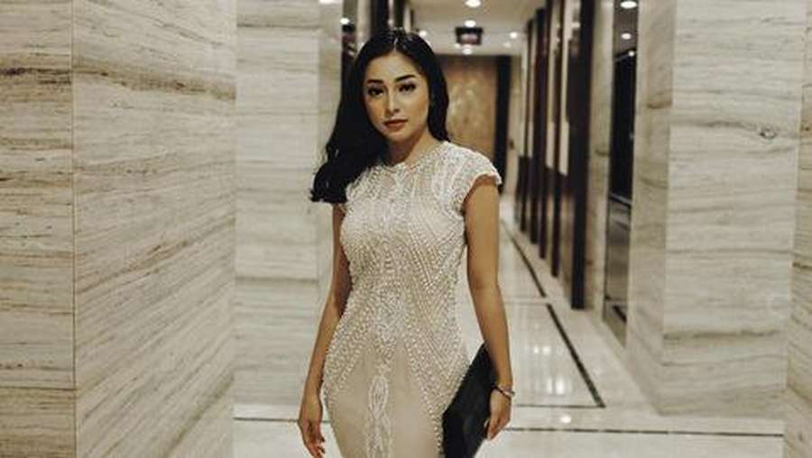 Pose Nikita  Willy  dengan Baju  Melorot dan Rambut Lepek