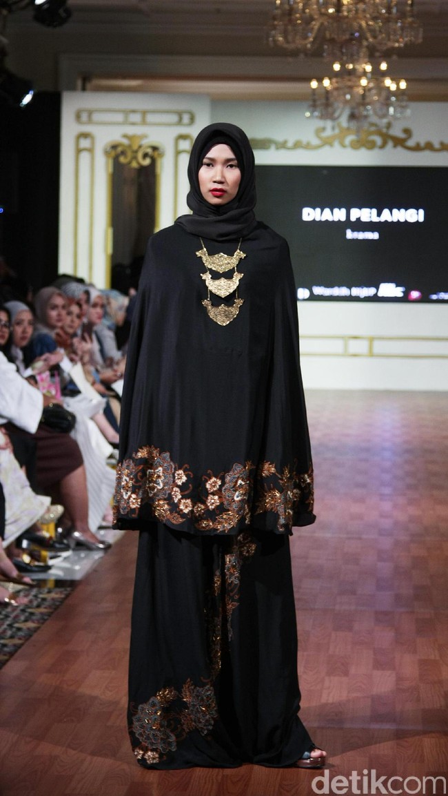 Koleksi Dian Pelangi Fall/Winter 2017. Foto: Mohammad Abduh/Wolipop