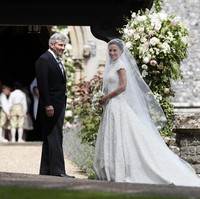 Sang pengantin wanita tiba di lokasi pernikahan bersama ayahnya, Michael Middleton pada pukul 11.15 siang. Seperti dikutip BBC UK, gereja yang menjadi lokasi pernikahan hanya berjarak beberapa mil dari rumah keluarga Middleton di Bucklebury. (Photo by Kirsty Wigglesworth - Pool/Getty Images)