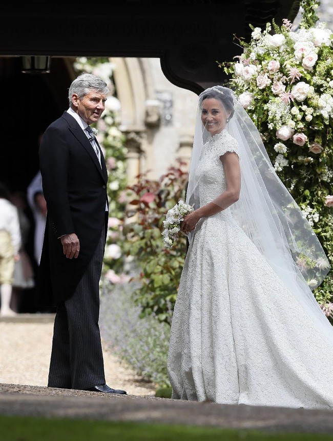 Sang pengantin wanita tiba di lokasi pernikahan bersama ayahnya, Michael Middleton pada pukul 11.15 siang. Seperti dikutip BBC UK, gereja yang menjadi lokasi pernikahan hanya berjarak beberapa mil dari rumah keluarga Middleton di Bucklebury. (Photo by Kirsty Wigglesworth - Pool/Getty Images)