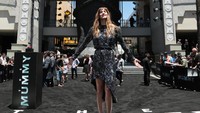 Sofia Boutella saat berpose di depan sarkofagus raksasa yang menjadi tempat peristirahatan terakhir Princess Ahmanet. Dok, The Mummy/Official Universal Pictures.