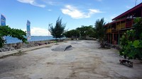 Di bagian lain pantai terdapat area skatepark dan juga pusat jajanan kuliner lokal. Kamu bisa main skateboard, atau menyicipi kuliner lokal di sini (Wahyu/detikTravel)