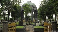 Berlokasi di TPU Petamburan yang tidak jauh dari Gereja Salvator, berdiri Maulsoleum Oen Giok (OG) Khouw. Bagi yang belum tahu, mausoleum merupakan bangunan pelindung makam (Randy/detikTravel)