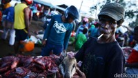 Pasar gelap yang dimaksud adalah Pasar Baru, Kecamatan Kelapa Lima, Kota Merauke, Papua. Kondisinya memang gelap dalam artian yang sebenarnya. Berjalan-jalan sekitar 100 meter sambil melongok ke kiri-kanan di Pasar, penjual daging saham kami dapati.