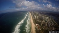 Pemandangan Gold Coast dari atas helikopter. Tampak ada pelangi di atas laut (Fitraya/detikTravel)  
