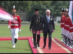 Kenakan Baju Betawi, Jokowi Sambut Raja Swedia di Istana Bogor