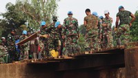Dansatgas Kizi TNI Mayor Czi Widya Wijanarko  saat meninjau lokasi mengatakan bahwa, masyarakat Republik Afrika Tengah khususnya bertempat tinggal di Desa  Sibut, mereka mengeluh dengan kondisi jembatan yang rusak sehingga akses warga setempat menuju ke pasar tradisional dan ke ladang pertanian terhambat. Dok, Puspen TNI.