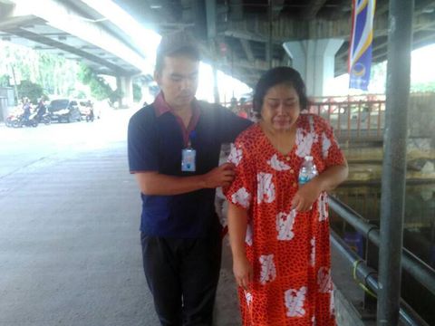 Petugas berusaha menenangkan Ningsih