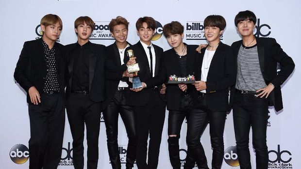 LAS VEGAS, NV - MAY 21:  Music group BTS, winner of the Top Social Artist award, pose in the press room during the 2017 Billboard Music Awards at T-Mobile Arena on May 21, 2017 in Las Vegas, Nevada.  (Photo by David Becker/Getty Images)