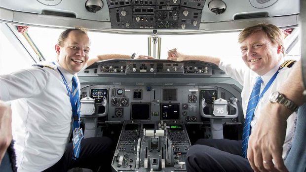 Raja Belanda Willem-Alexander saat bertugas sebagai ko-pilot (Natascha Libbert/AFP)