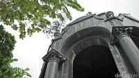 Mausoleum ini pun terbilang sangat megah karena nilai pembangunannya yang mencapai 3 miliar rupiah kala itu. Marmernya saja didatangkan langsung dari Italia (Randy/detikTravel)