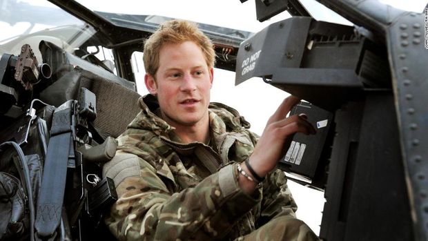 Pangeran Harry saat menerbangkan helikopter Apache (CNN)