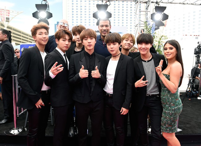 Ia viral lagi di acara Billboard Awards 2017. Ketika itu, banyak netizen yang bertanya siapa the third guy from the left yang terlihat tampan. Foto: Getty Images