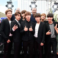 Ia viral lagi di acara Billboard Awards 2017. Ketika itu, banyak netizen yang bertanya siapa the third guy from the left yang terlihat tampan. Foto: Getty Images