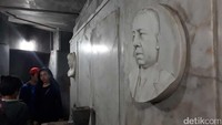 Suasana di dalam mausoleum, traveler dapat melihat sebuah ruangan berlapis marmer dengan ukiran wajah OG Khouw. Udara di dalam pun tidak pengap, karena ada saluran ventilasi udara di atap-atapnya (Randy/detikTravel)