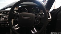 Disandingkan dengan transmisi otomatis 8-speed lansiran ZF yang telah dilengkapi dengan Command Shift, mampu mengantarkan mobil ini berakselerasi 0 – 100 kpj dalam 7,1 detik. Kemampuannya menjelajah di segala medan dilengkapi dengan berbagai fitur, antara lain Hill Descent Control (HDC), Gradient Release Control (GRC), Electronic Traction Control (ETC), Roll Stability Control (RSC) dan Wade Sensing. Foto: Ari Saputra