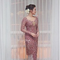 Di hari pertunangannya dengan Hamish Daud, kebaya dusty pink menjadi pilihan Raisa. Model kebaya kerah leher terbuka memperlihatkan teknik bordir cantik di atas tulle transparan, sedangkan bagian belakang kebaya dipotong backless yang tampak modern. Ia mempercayakan desain kebayanya pada Vera Kebaya, dan memakai kain tenun metalik sebagai paduan. Foto: Dok. Instagram/Vera Kebaya