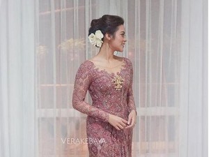 Cantiknya Raisa Berkebaya Pink di Hari Lamaran dengan Hamish Daud