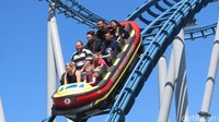 Orang dewasa menantang adrenalin dengan Storm Coaster dan Jet Rescue. Inilah dua roller coaster yang mendebarkan di Sea World (Fitraya/detikTravel)