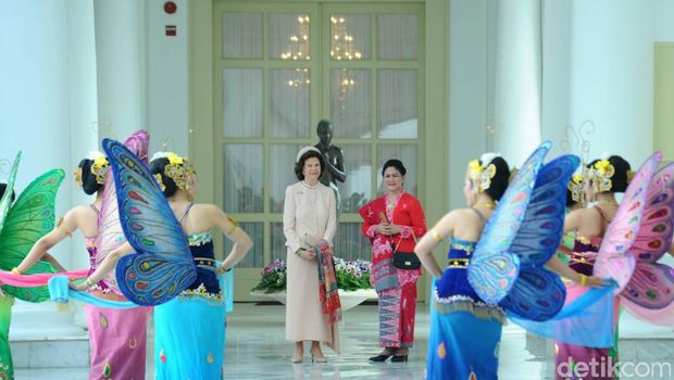 Iriana dan Ratu Swedia disambut Tari Merak / 