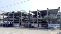 Sistem parkir ini sudah umum di Jepang. Melihat perkembangan di Jakarta, bisnis semakin besar, populasi semakin besar, parkir susah, banyak yang terpaksa parkir di jalanan dan bisa menambah kemacetan lebih parah lagi. Parkir otomatis ini dinilai merupakan solusi yang baik untuk Jakarta. Foto: Rangga Rahadiansyah