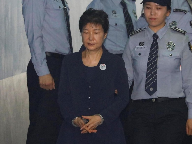 Tim Pengacara Sebut Eks Presiden Korsel Menderita di Sel Tahanan Tim Pengacara Sebut Eks Presiden Korsel Menderita di Sel Tahanan
