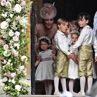 Salah satu page boy mencuri perhatian karena posenya. Foto: Getty Images