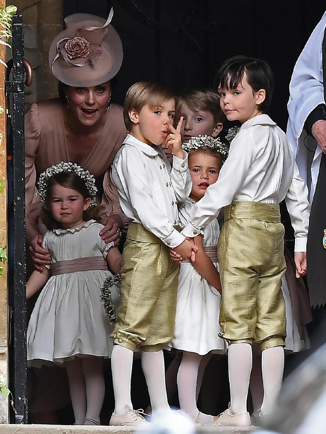 Salah satu page boy mencuri perhatian karena posenya. Foto: Getty Images