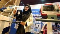 Seorang pengunjung melihat produk dari alat teknologi kesehatan di IndoHCF Innovation Award 2017.