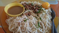 Bentuk mie-nya lurus dan gepeng. Berwarna sedikit pucat, Mie Jala ditaburi daun bawang, telur rebus dan potongan tumis ikan kecap. Diberi nama Jalak, karena pembuatnya bernama Pak Jalak (Bonauli/detikTravel)