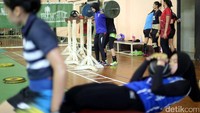 Para pemain melakukan latihan fisik.