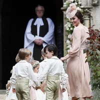 Senyum Kate Middleton saat menuntun bridesmaid dan page boy memasuki Gereja St. Mark di Berkshire, Inggris. Foto: Getty Images