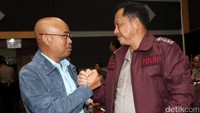 Kapolri Jenderal Tito Karnavian dan Wakil Ketua Komisi III Desmond Junaidi Mahesa melakukan salam komando.