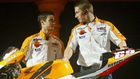 Nicky Hayden bersama Dani Pedrosa dalam presentasi tim Repsol Honda jelang MotoGP 2006. Musim inilah yang kelak bakal jadi musim terbaik Hayden di kelas primer. (Foto: AFP PHOTO / CESAR RANGEL)