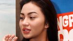 Senyuman Menggoda Ariel Tatum