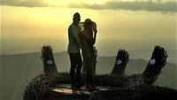 Tangan Raksasa ini langsung jadi lokasi berfoto favorit traveler, terutama pasangan muda-mudi, karena menawarkan pemandangan indah Kota Yogyakarta dari atas ketinggian. Replika tangan raksasa ini sendiri sebagai simbol permohonan dan doa (Usman/detikTravel)