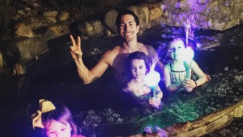 Ia kelihatan sangat dekat dengan anak-anak kecil anggota keluarganya. Foto: Instagram