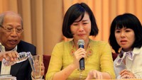 Veronica Tan membaca surat dengan menangis sesenggukan.