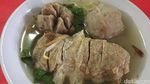 Mencicip Bakso Gulung dengan Paduan Bakso Urat dan Daging yang Kenyal Gurih