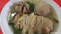 Bakso Komplet berisi bakso gulung, urat dan daging. Pendamping bakso seperti mie dan sayur bisa dipilih sesuai selera. Ada yang memakai kwetiau, bihun atau mie kuning.