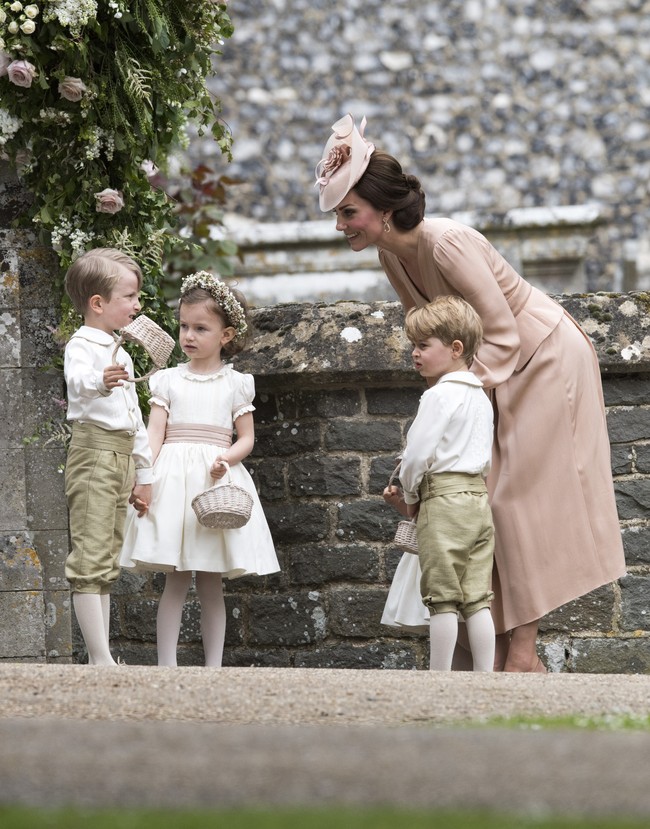 Kate Middleton terlihat bercengkerama dengan beberapa anak. Anaknya Pangeran George juga bertugas jadi salah satu page boy. Foto: Getty Images