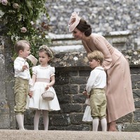 Kate Middleton terlihat bercengkerama dengan beberapa anak. Anaknya Pangeran George juga bertugas jadi salah satu page boy. Foto: Getty Images