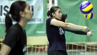 Para pemain berlatih melakukan passing.
