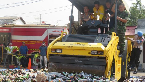 Pemusnahan miras untuk menciptakan kondisi yang kondusif menjelang Ramadan.