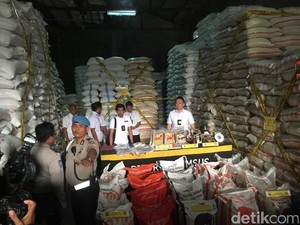 Polisi Sita 86 Ton Beras Kemasan Palsu di Gudang Kemayoran