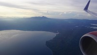 Kenapa sunrise, estimasi perjalanan dari Bandara Soekarno Hatta adalah 3 jam. Pas sekali bukan dan mendarat di Sam Ratulangi sekitar pukul 6 pagi dan foto ini masih di atas Manado (Masaul/detikTravel)