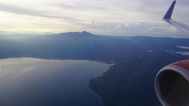 Panorama cantik dari jendela pesawat 