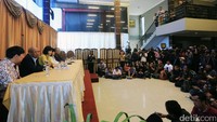 Veronica Tan bersama beserta tim pengacara saat memberikan keterangan pers.
