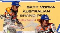 Dua kali Hayden naik podium di musim debut MotoGP. Salah satunya di Phillip Island dengan finis ketiga. Ia merayakan podium itu bersama Valentino Rossi yang ketika itu jadi rekan setimnya di Honda. (Foto: AFP PHOTO / PAUL CROCK)