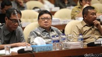 Rapat ini digelar di gedung DPR, Senayan, Jakarta Pusat, Selasa (23/5/2017). Rapat tersebut dipimpin Ketua Pansus RUU Pemilu Lukman Edy, didampingi Ahmad Riza Patria. Turut hadir dalam rapat itu Mendagri Tjahjo Kumolo.